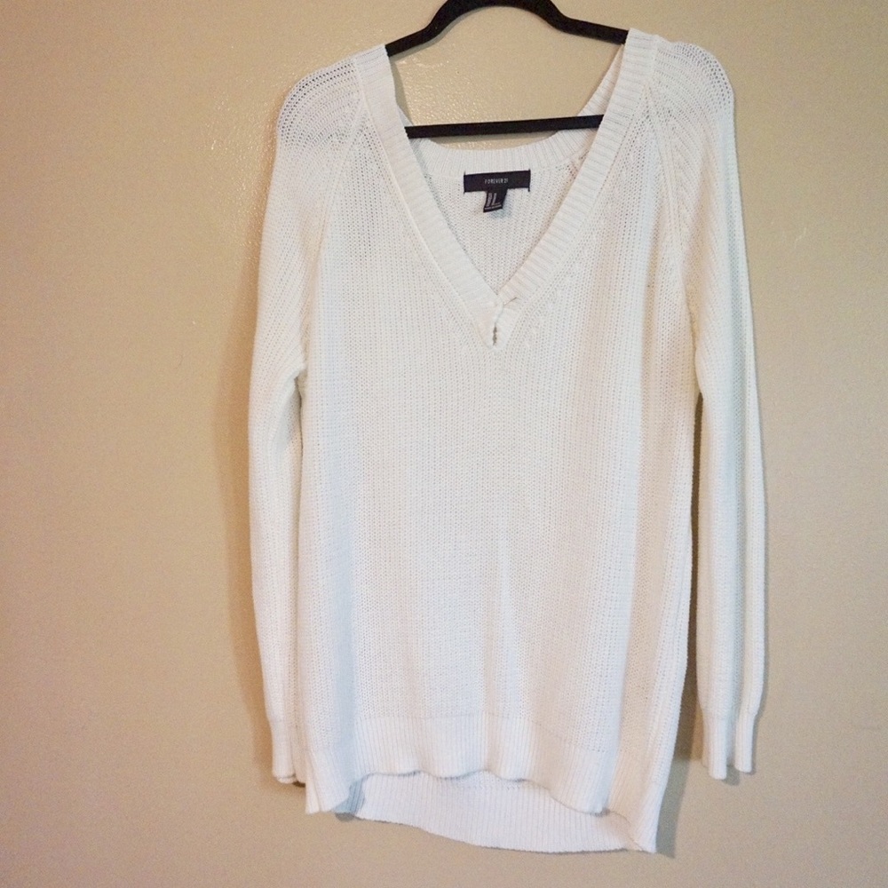 White v neck neck sweater